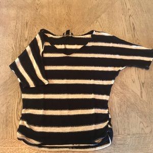 Striped quarter sleeve shirt